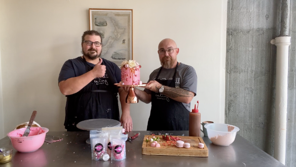 VALENTINE'S DAY CAKE DECORATING: SUGAR LIPS x THE CAKE EATING COMPANY